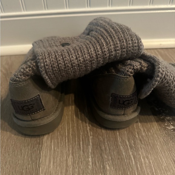 Women’s grey sweater uggs. Used but in good condition! - Picture 2 of 5